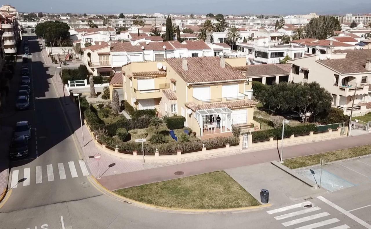 Apartament Amb Jardi A La Platja D'Empuriabrava Exteriör bild